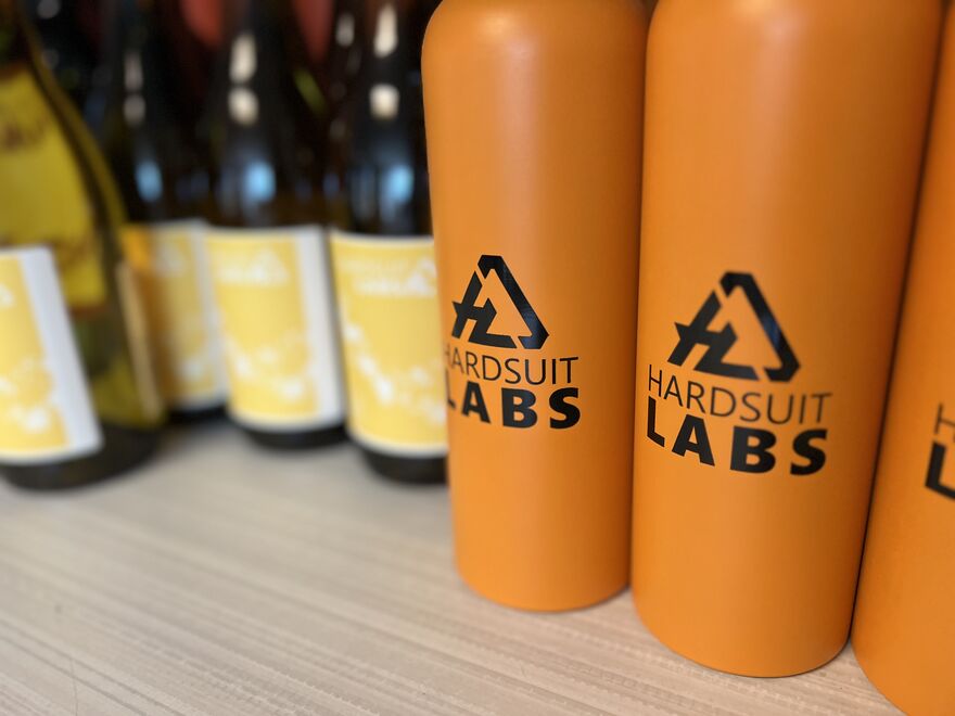 写有 Hardsuit Labs 的瓶子